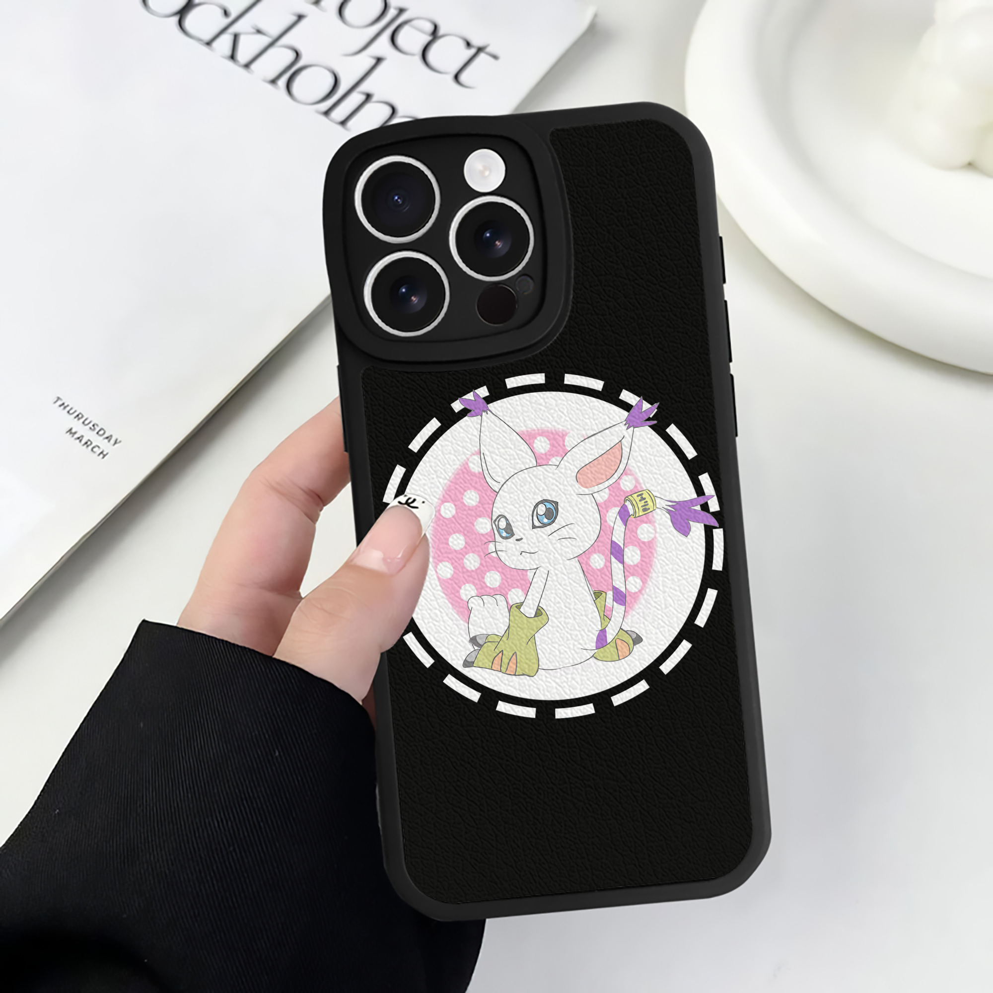 （画像用） Digimon デジタルモンスター/デジモン 【iPhone 16シリーズ対応】シリコンスマホケース（レザー調） 材質：シリコン